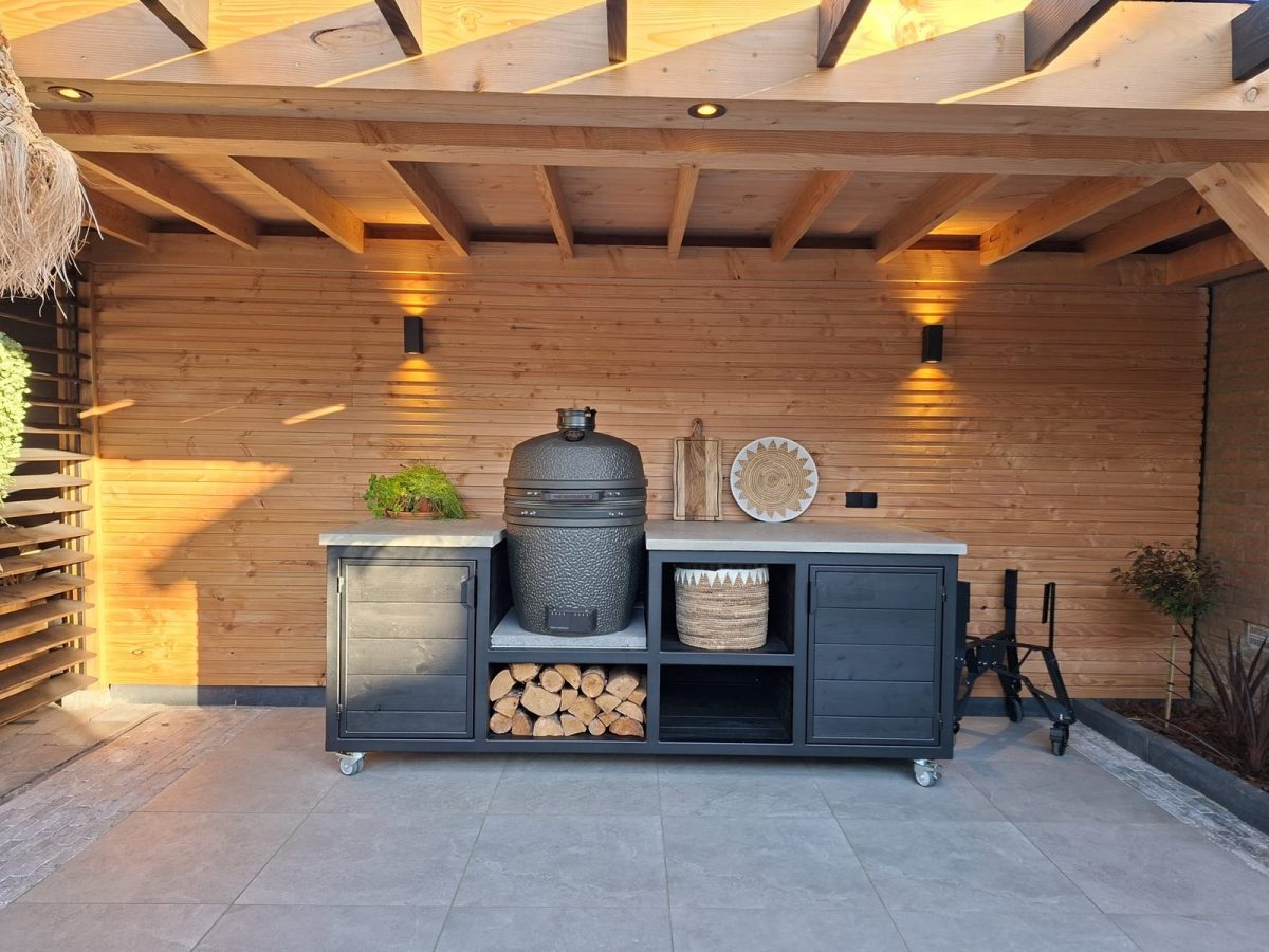 Zwarte buitenkeuken op maat met kamado en werkblad